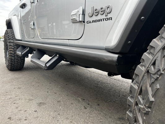 Protection de bas de caisse de type ''Rock Beam'' avec marches amovibles pour Gladiator