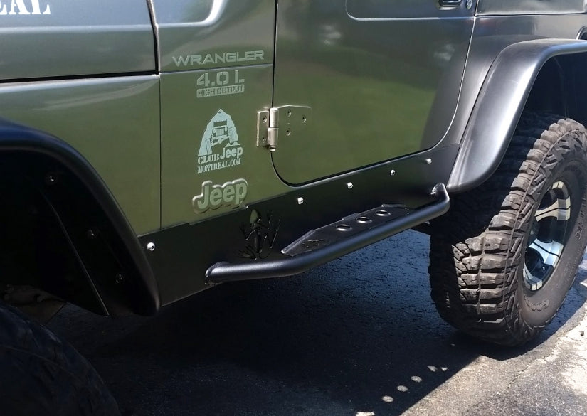Protection de bas de caisse de type ''Rocker armor avec marche-pieds'' pour LJ